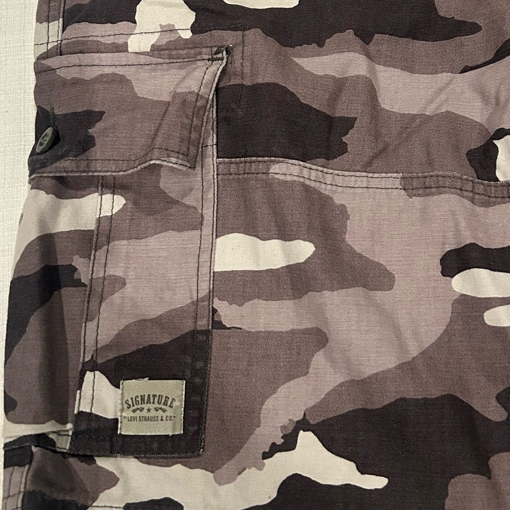 Signature Levi’s Strauss & Co. Men’s Cargo Shorts Camouflage Size 42 - Picture 2 of 10